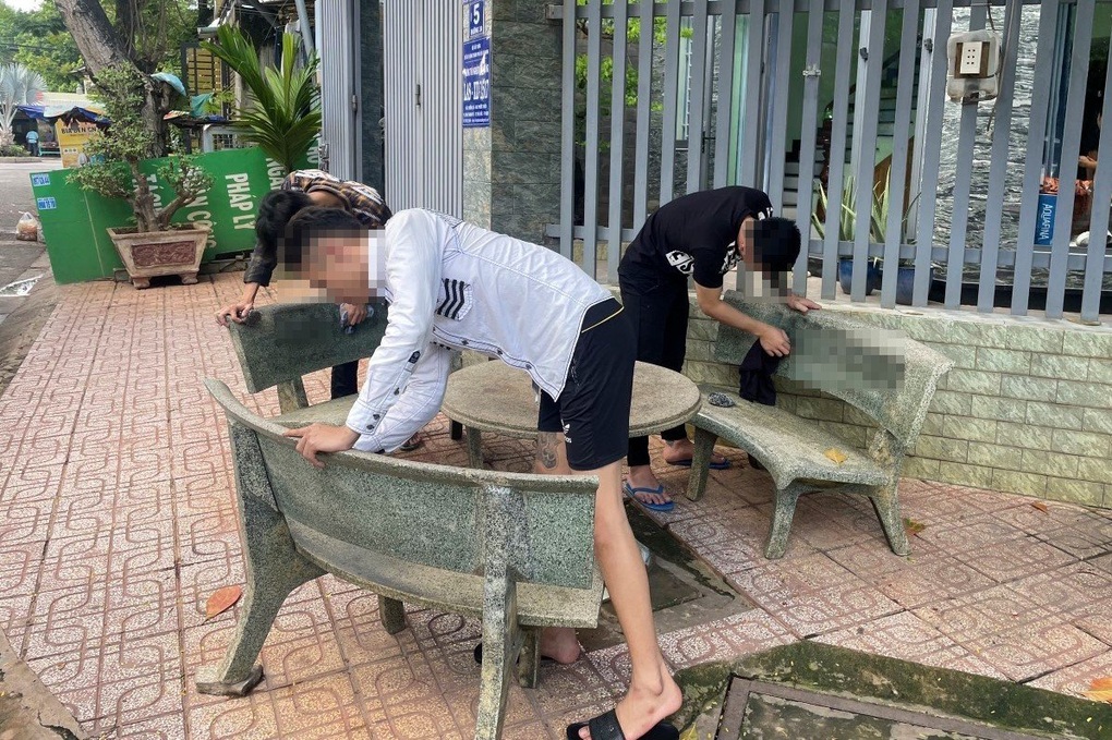 Buộc 3 thanh niên xịt sơn lên ghế đá ở TPHCM đi lau 70 cái ghế - 2 Buộc 3 thanh niên xịt sơn lên ghế đá ở TPHCM đi lau 70 cái ghế - 2