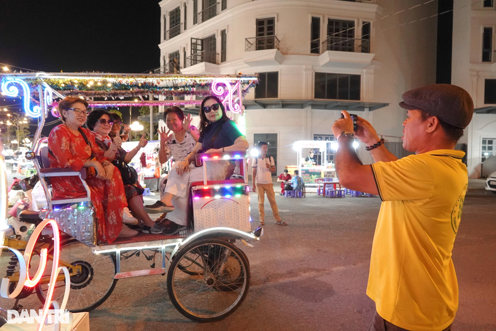 Biến xe lôi thành cổ tích, kiếm nửa triệu đồng mỗi đêm - 3 Biến xe lôi thành cổ tích, kiếm nửa triệu đồng mỗi đêm - 3