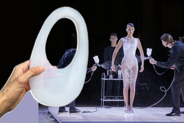 Sau màn phun váy lên người mẫu khỏa thân, nhà mốt tung ra túi không khí