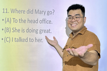 Từ chàng trai khiếm thính đến thầy giáo dạy tiếng Anh có 4 bằng đại học