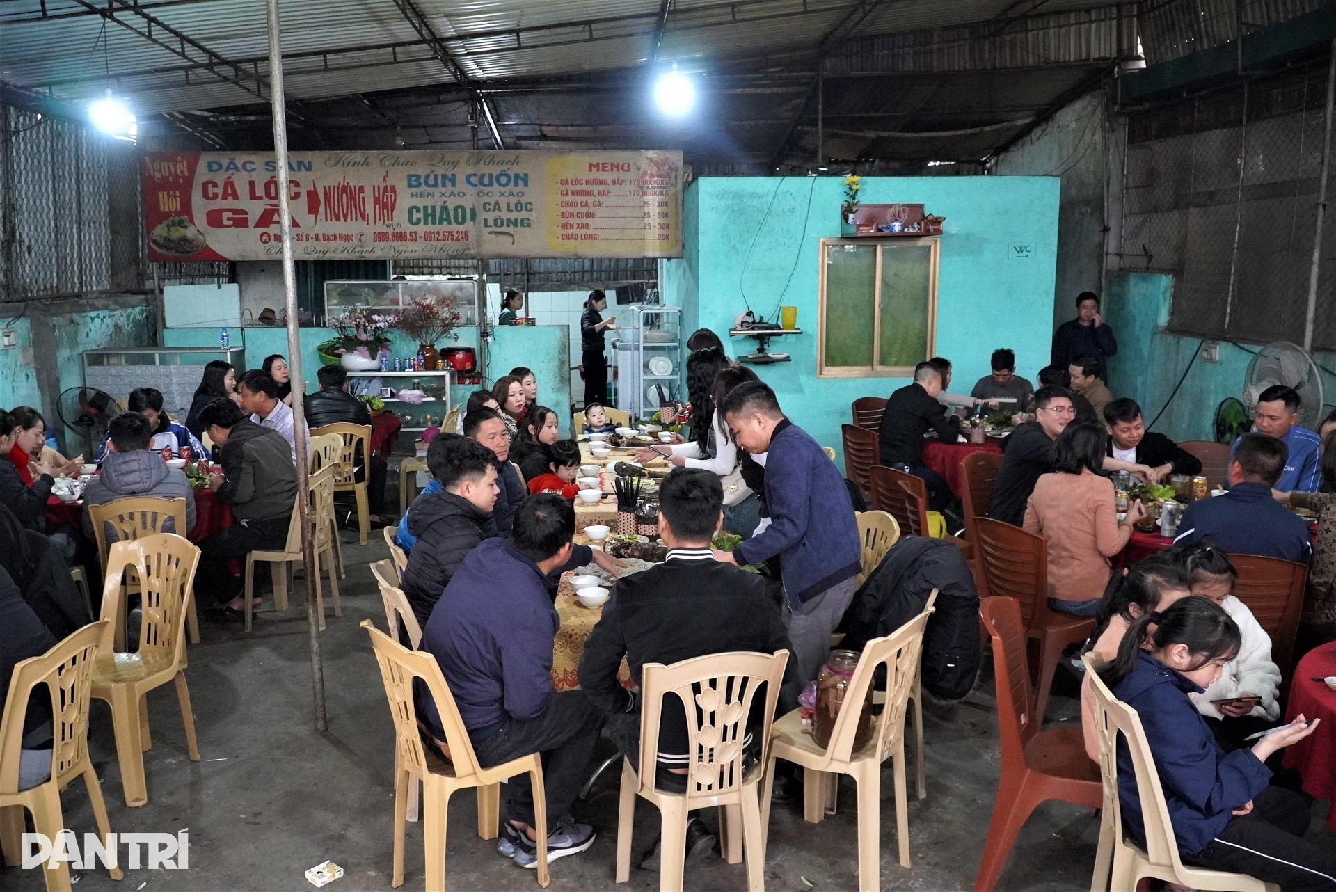 Ông chủ trẻ hốt bạc nhờ tuyệt chiêu nướng cá, ngày bán trăm con - 9 Ông chủ trẻ hốt bạc nhờ tuyệt chiêu nướng cá, ngày bán trăm con - 9