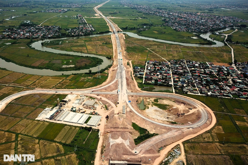 Nhiều phương tiện được lưu thông trên cao tốc Nghi Sơn - Diễn Châu - 2 Nhiều phương tiện được lưu thông trên cao tốc Nghi Sơn - Diễn Châu - 2