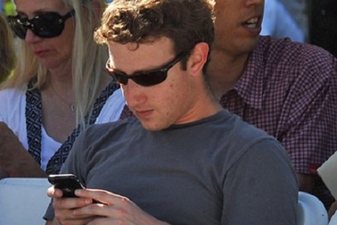 "Ông chủ" Facebook được Tim Cook tặng iPhone 5 