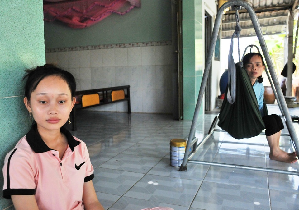 Lên nhà con gái chơi, người mẹ suýt chết vì uống nhầm chai hoá chất - 4 Lên nhà con gái chơi, người mẹ suýt chết vì uống nhầm chai hoá chất - 4