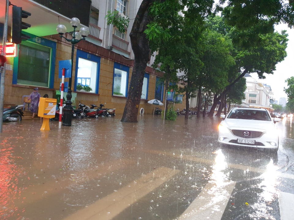 Hà Nội mưa như trút, ô tô “bơi” trong nước ở nhiều tuyến phố - 4