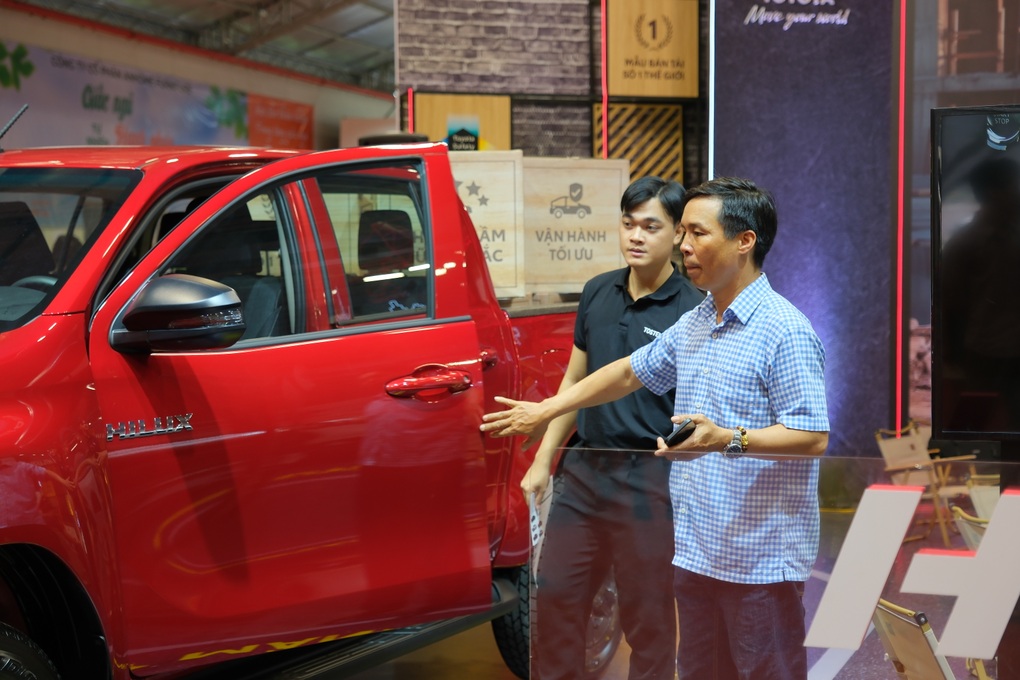 Hàng loạt ưu đãi tháng 10, mua Toyota Hilux được hỗ trợ ngay 50% thuế trước bạ - 2 Hàng loạt ưu đãi tháng 10, mua Toyota Hilux được hỗ trợ ngay 50% thuế trước bạ - 2
