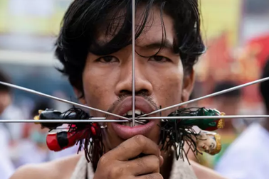 Rùng mình với màn xuyên que qua miệng trong lễ hội ở Thái Lan