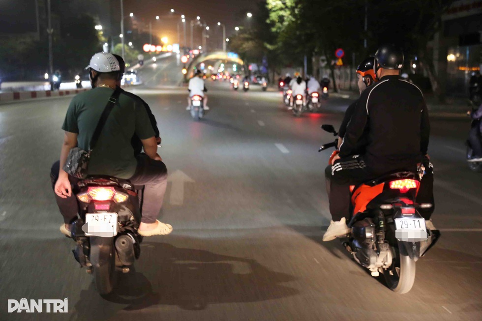 141 hóa trang xuyên đêm truy bắt quái xế trên phố Hà Nội - 1