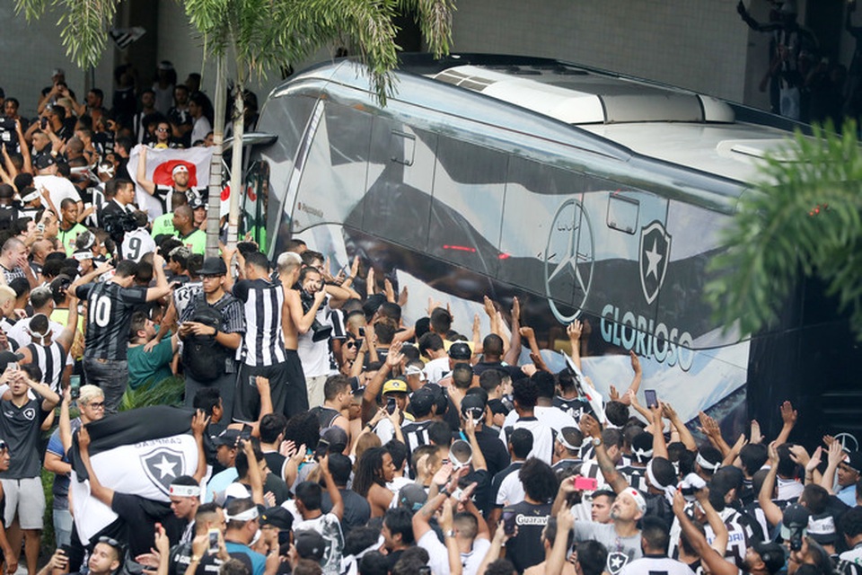 Biển người hâm mộ Brazil chào đón HLV đội tuyển Campuchia - 10