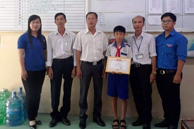 Biểu dương học sinh nhặt gần 68 triệu đồng trả lại người đánh rơi