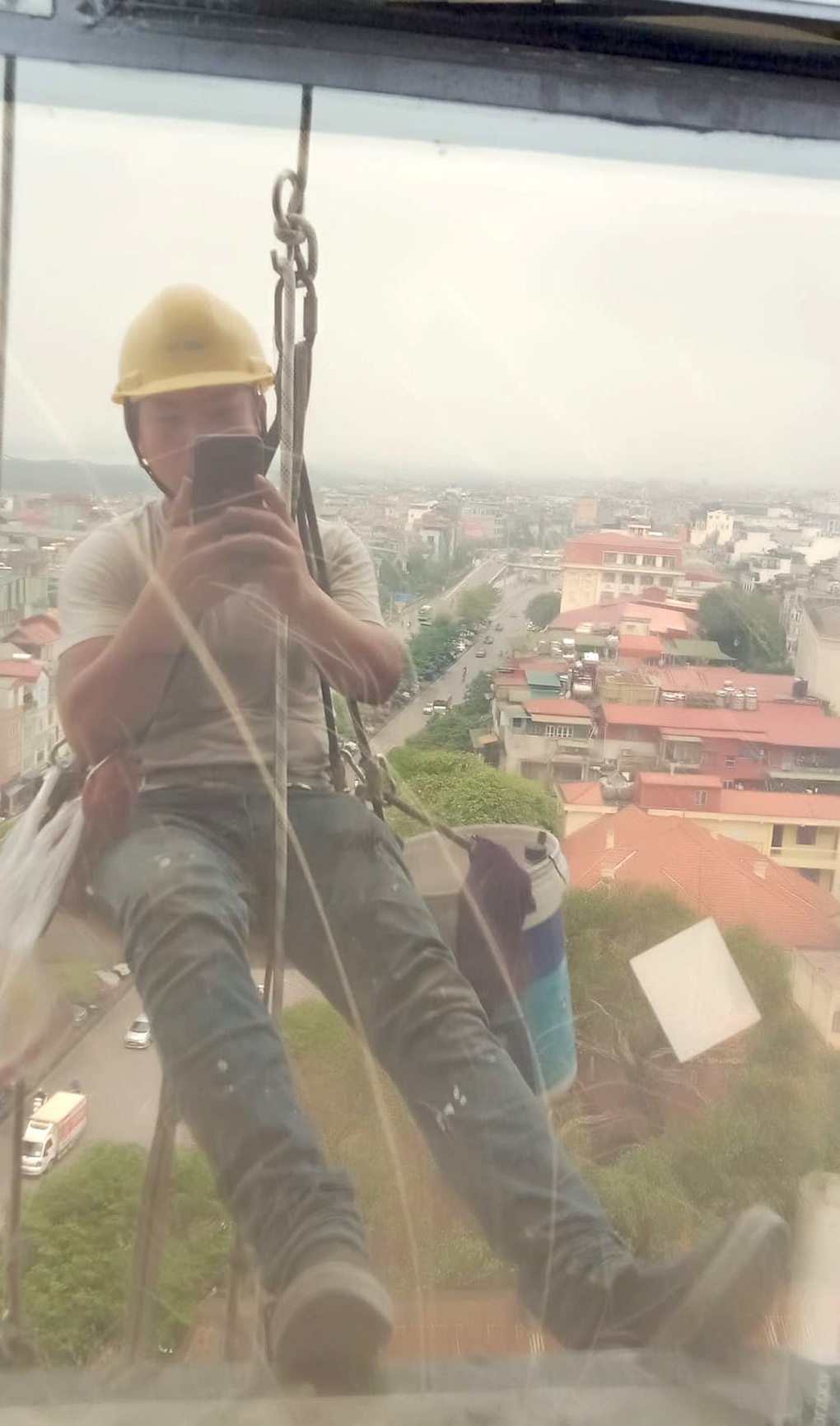 Đập cửa giải cứu người nhện treo lơ lửng, đu lắc giữa trời - 3 Đập cửa giải cứu người nhện treo lơ lửng, đu lắc giữa trời - 3