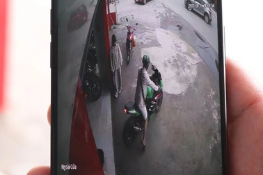Đi mua xe máy, người đàn ông "vứt" người yêu lại rồi lái xe bỏ đi