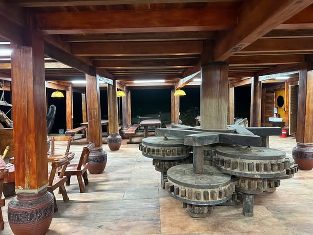 Chàng trai chi tiền tỷ làm nhà sàn 70 tấn, có thể xoay tròn ở Tuyên Quang - 4