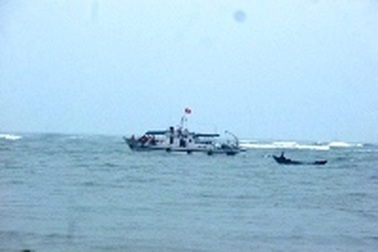 Cứu hộ thành công tàu cá bị sóng đánh chìm xuống biển