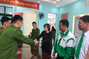 Công an Thanh Hóa giúp du khách nước ngoài tìm lại đồ đánh mất