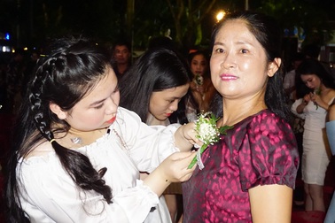 Xúc động lễ tri ân trưởng thành của HS Trường THPT Hà Huy Tập (Nghệ An)