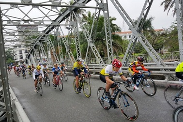 Hào hứng giải đua xe đạp mừng ngày giải phóng tỉnh Thừa Thiên Huế