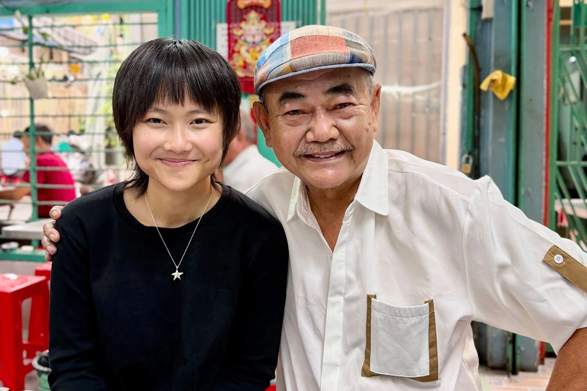 NSND Việt Anh U70 bên vợ kém 36 tuổi, đoàn tụ con gái sau nhiều năm xa cách - 4 NSND Việt Anh U70 bên vợ kém 36 tuổi, đoàn tụ con gái sau nhiều năm xa cách - 4