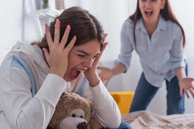 Thực tế là cha mẹ có quyền bắt con phải xin lỗi, nhưng không nên ép con làm điều đó khi không thực sự biết chúng đã làm gì sai. (Ảnh: ITN)