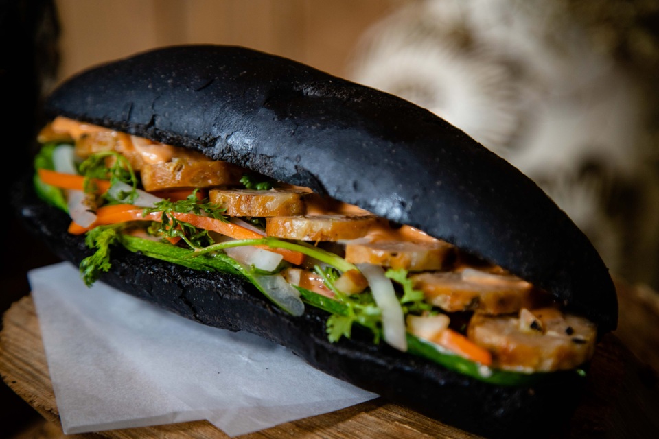 Dân mạng phát sốt với bánh mì bóng đêm đen như than ở Quảng Ninh - 1 Dân mạng phát sốt với bánh mì bóng đêm đen như than ở Quảng Ninh - 1