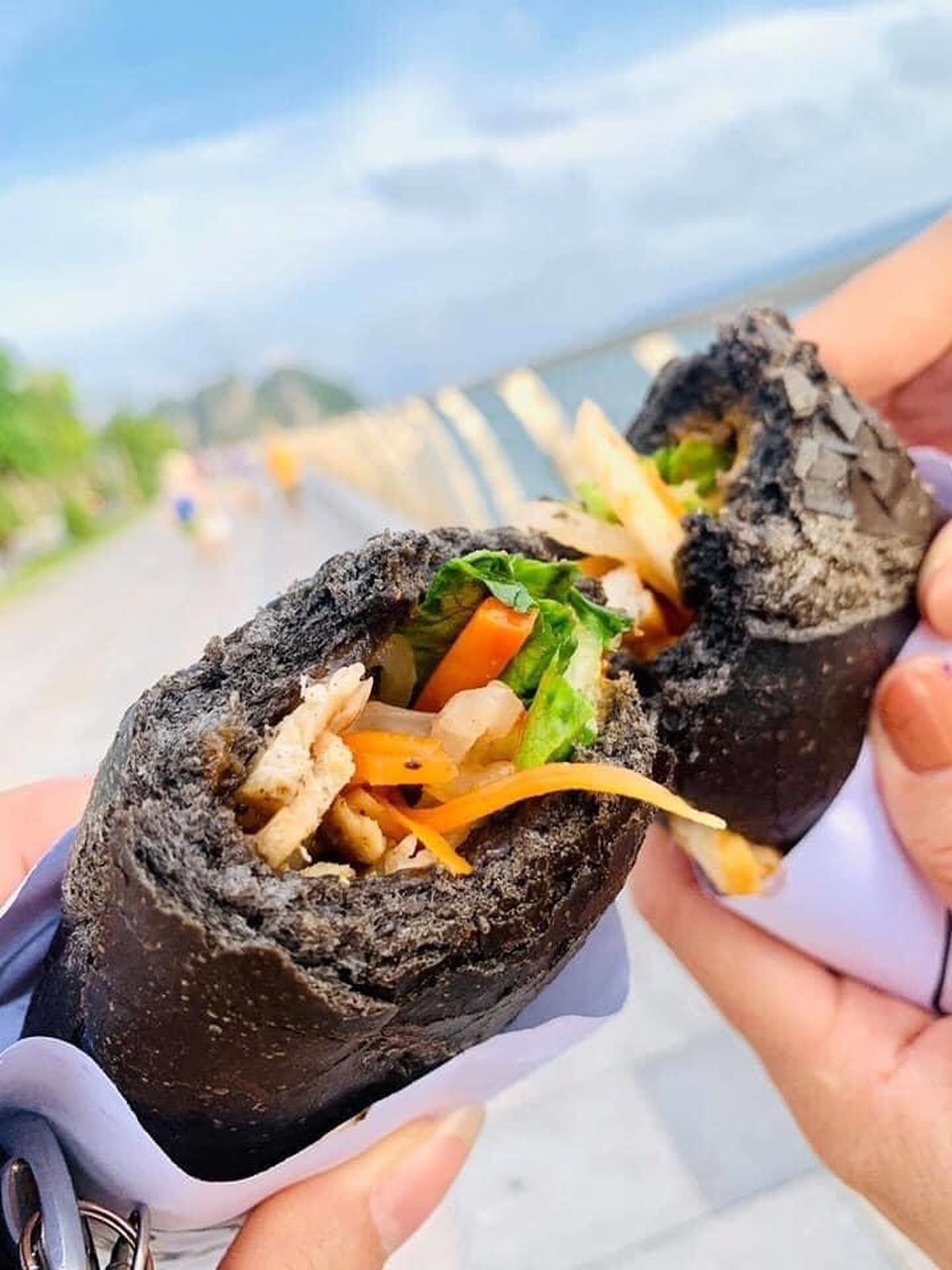 Dân mạng phát sốt với bánh mì bóng đêm đen như than ở Quảng Ninh - 4 Dân mạng phát sốt với bánh mì bóng đêm đen như than ở Quảng Ninh - 4