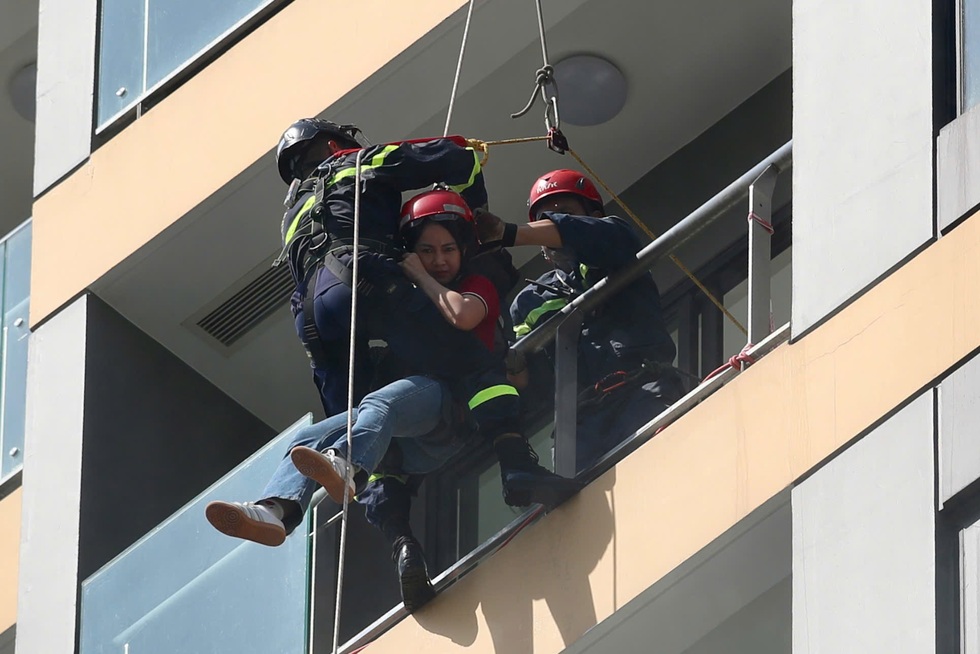 Nghẹt thở với cuộc diễn tập PCCC lớn nhất năm ở TPHCM - 11 Nghẹt thở với cuộc diễn tập PCCC lớn nhất năm ở TPHCM - 11