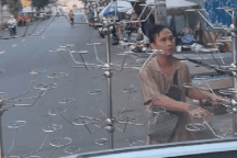 Người đàn ông dựng trụ inox bao vây xe khách 16 chỗ ở TPHCM