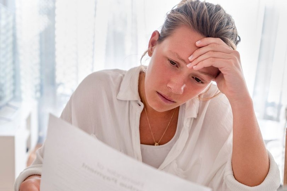 Mẩu giấy đau lòng mẹ nhìn thấy trong ngăn bàn con trai - 1