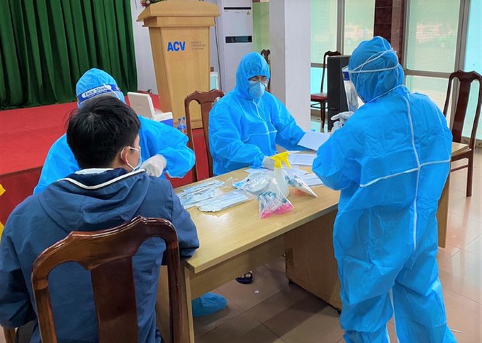 ĐắK Lắk: Lấy mẫu xét nghiệm COVID-19 toàn bộ nhân viên sân bay Buôn Ma Thuột - Ảnh 1. ĐắK Lắk: Lấy mẫu xét nghiệm COVID-19 toàn bộ nhân viên sân bay Buôn Ma Thuột - Ảnh 1.