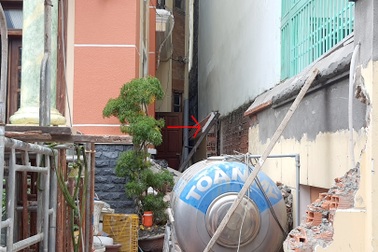 Sập tường nhà, phụ hồ bị vùi trong đống đổ nát