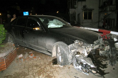 Xe Mercedes “quậy tưng” cầu Chương Dương lúc nửa đêm