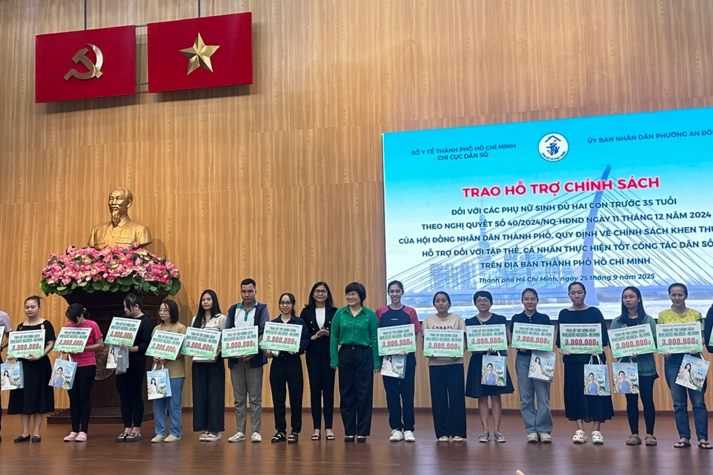 ទីក្រុងហូជីមិញ៖ ស្ត្រីជាង ១៧.០០០នាក់ ដែលសម្រាលបានកូន ២ នាក់មុនអាយុ ៣៥ ឆ្នាំ ទទួលបានប្រាក់ ៣-៥ លានដុង - ១ TPHCM: Hơn 17.000 phụ nữ sinh 2 con trước 35 tuổi nhận 3-5 triệu đồng - 1