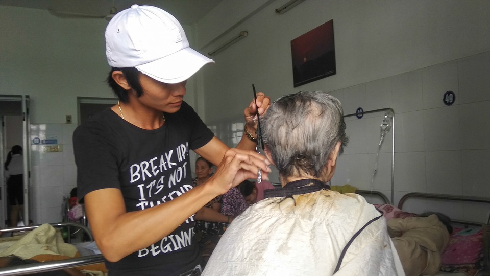 Nhóm bạn trẻ cắt tóc miễn phí cho bệnh nhân - 3 Nhóm bạn trẻ cắt tóc miễn phí cho bệnh nhân - 3