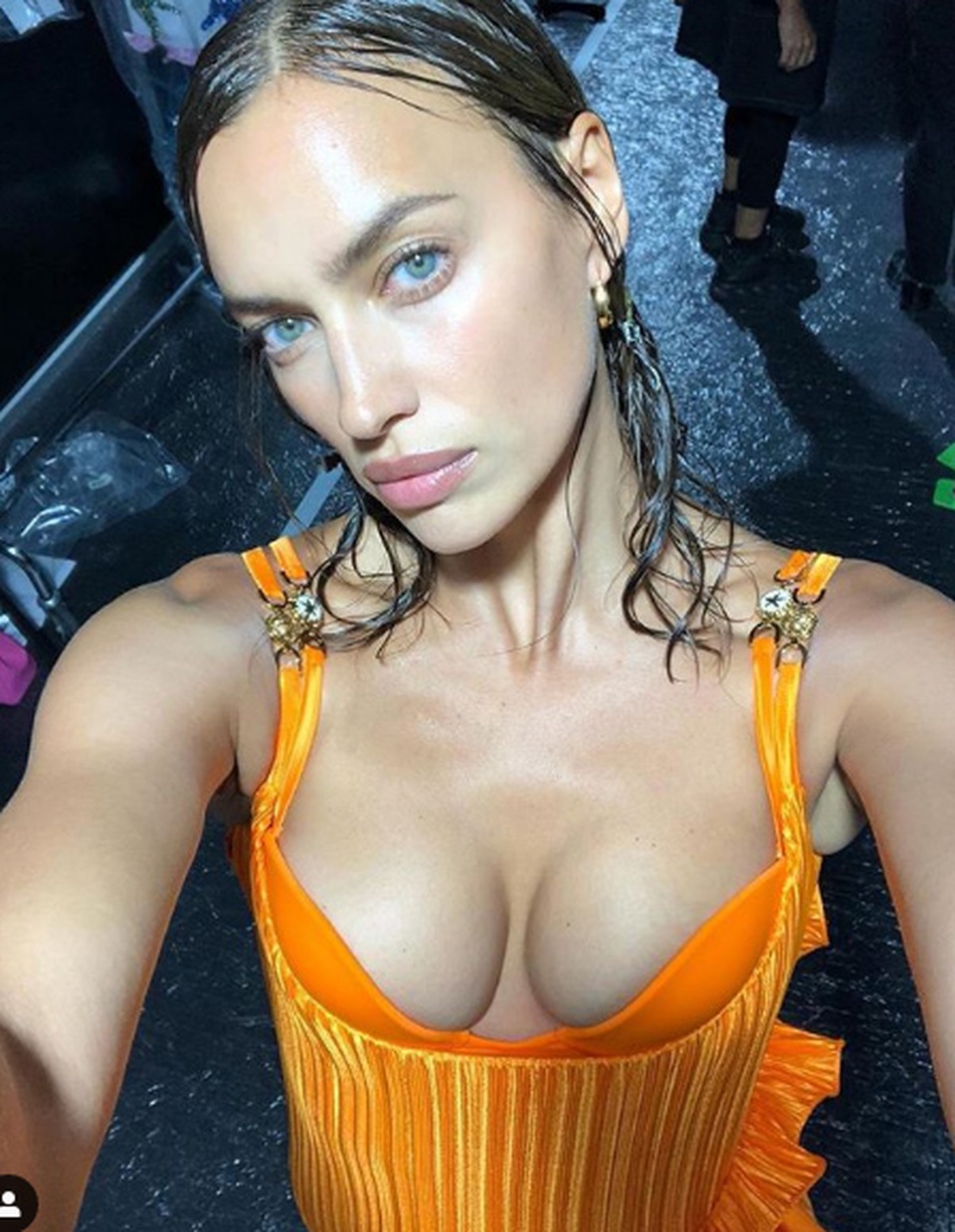 Tình cũ của Ronaldo khoe dáng chuẩn trên tạp chí Vogue - 8