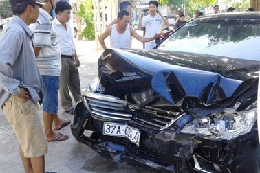 Nghệ An: Hai xế hộp bạc tỷ đâm nhau nát đầu 