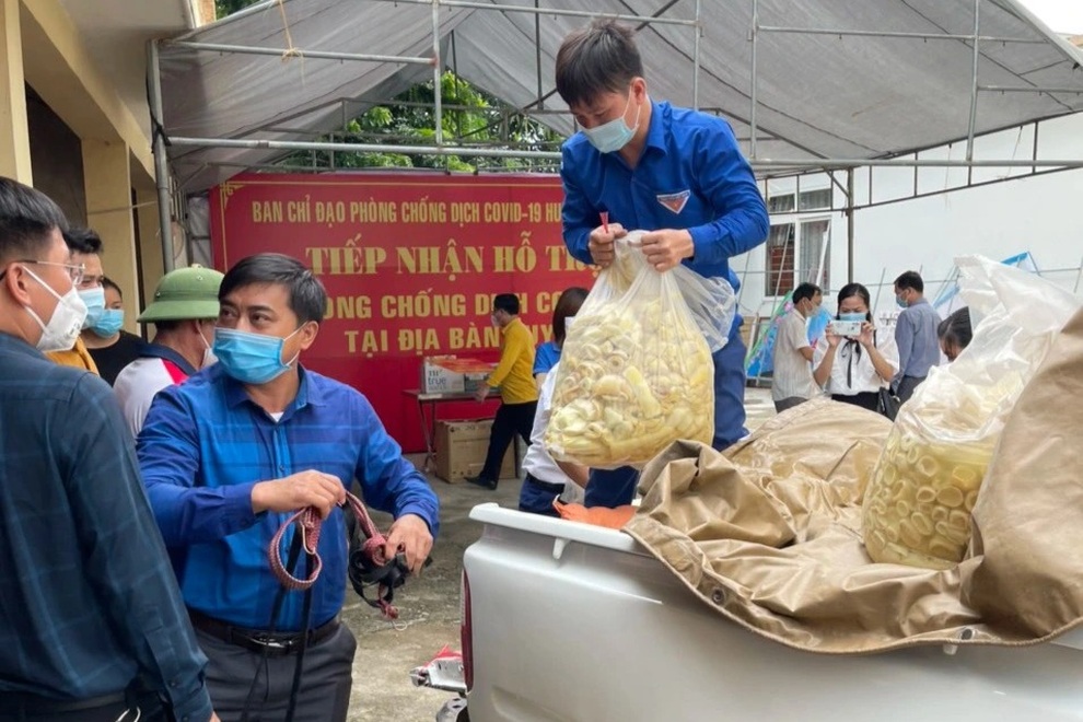 Dịp này, xã Tam Hợp cũng phát động bà con nhân dân ra quân lên rừng thu hoạch, tìm kiếm sản vật để tặng bà con vùng dịch huyện Quỳnh Lưu với 3 tạ măng, 3 tạ nếp, hơn 2 tạ rau củ quả, hoa chuối rừng, tổng giá trị khoảng 11 triệu đồng.jpeg Dịp này, xã Tam Hợp cũng phát động bà con nhân dân ra quân lên rừng thu hoạch, tìm kiếm sản vật để tặng bà con vùng dịch huyện Quỳnh Lưu với 3 tạ măng, 3 tạ nếp, hơn 2 tạ rau củ quả, hoa chuối rừng, tổng giá trị khoảng 11 triệu đồng.jpeg