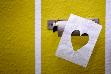 Chuyện tình lãng mạn thời corona: Bắt nguồn từ... cuộn giấy vệ sinh