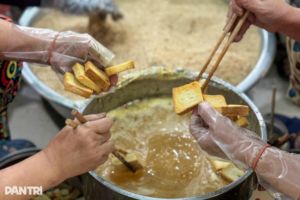 Chủ, thợ dốc sức ngày đêm làm ra bánh bảy lửa gia truyền ở Đà Nẵng - 2 Chủ, thợ dốc sức ngày đêm làm ra bánh bảy lửa gia truyền ở Đà Nẵng - 2