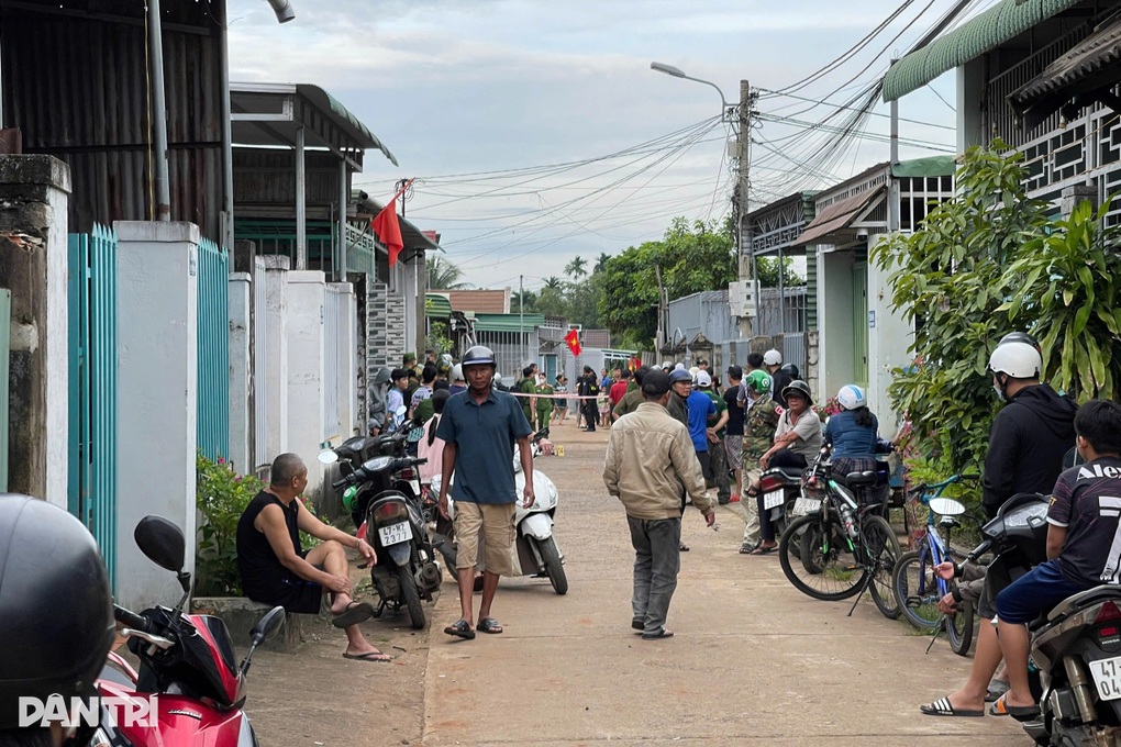 Hàng trăm cảnh sát truy bắt kẻ giết 3 người trong gia đình - 2 Hàng trăm cảnh sát truy bắt kẻ giết 3 người trong gia đình - 2