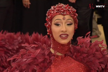 Cardi B diện váy siêu khủng