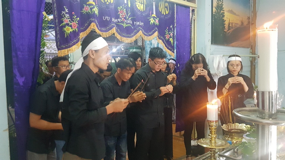 Gia đình, đồng nghiệp tiễn đưa nhạc sĩ Trần Quang Lộc trong cơn mưa tầm tã - 2 Gia đình, đồng nghiệp tiễn đưa nhạc sĩ Trần Quang Lộc trong cơn mưa tầm tã - 2