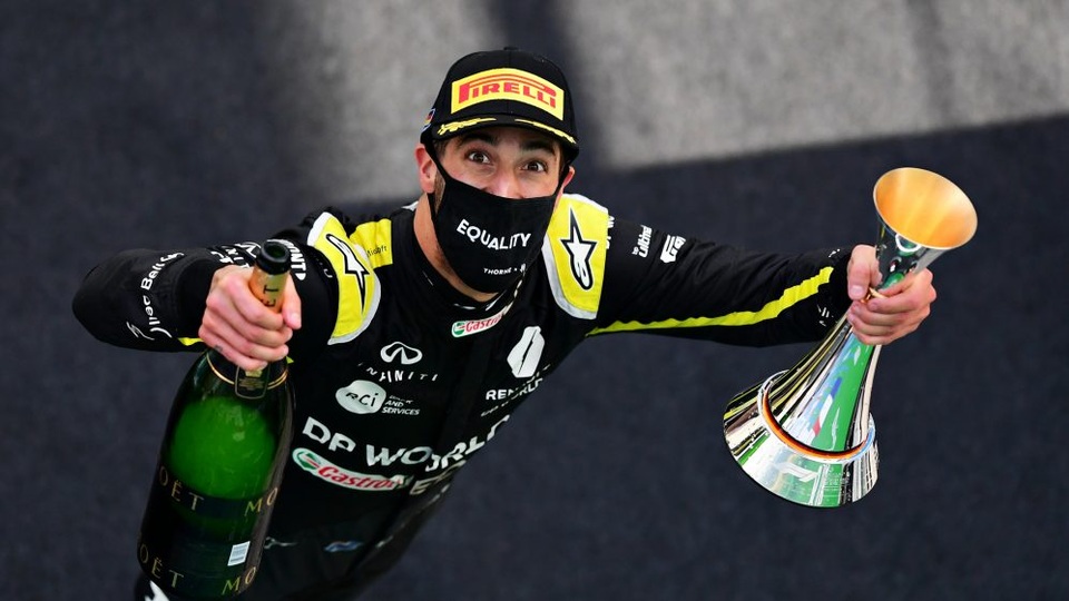 Viên ngọc đen Lewis Hamilton san bằng kỷ lục của huyền thoại Schumacher - 12 Viên ngọc đen Lewis Hamilton san bằng kỷ lục của huyền thoại Schumacher - 12