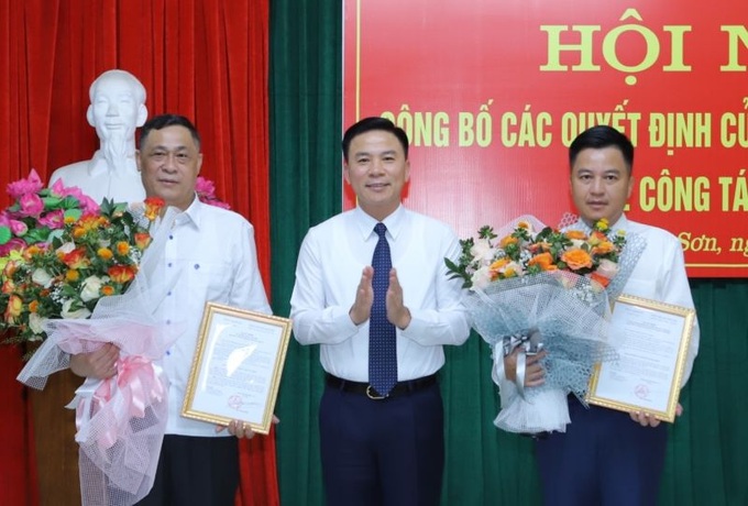 Bí thư Tỉnh ủy Thanh Hóa, ông Đỗ Trọng Hưng trao quyết định, tặng hoa chúc mừng ông Nguyễn Tiến Thuận và ông Đào Vũ Việt.