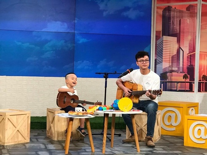 Bé Sâu và anh Lê Xuân Đức, bố bé Sâu. (Ảnh: Facebook Bố Con Sâu).