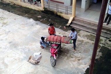 Lại xôn xao hình ảnh chở thi thể quấn chăn bằng xe máy