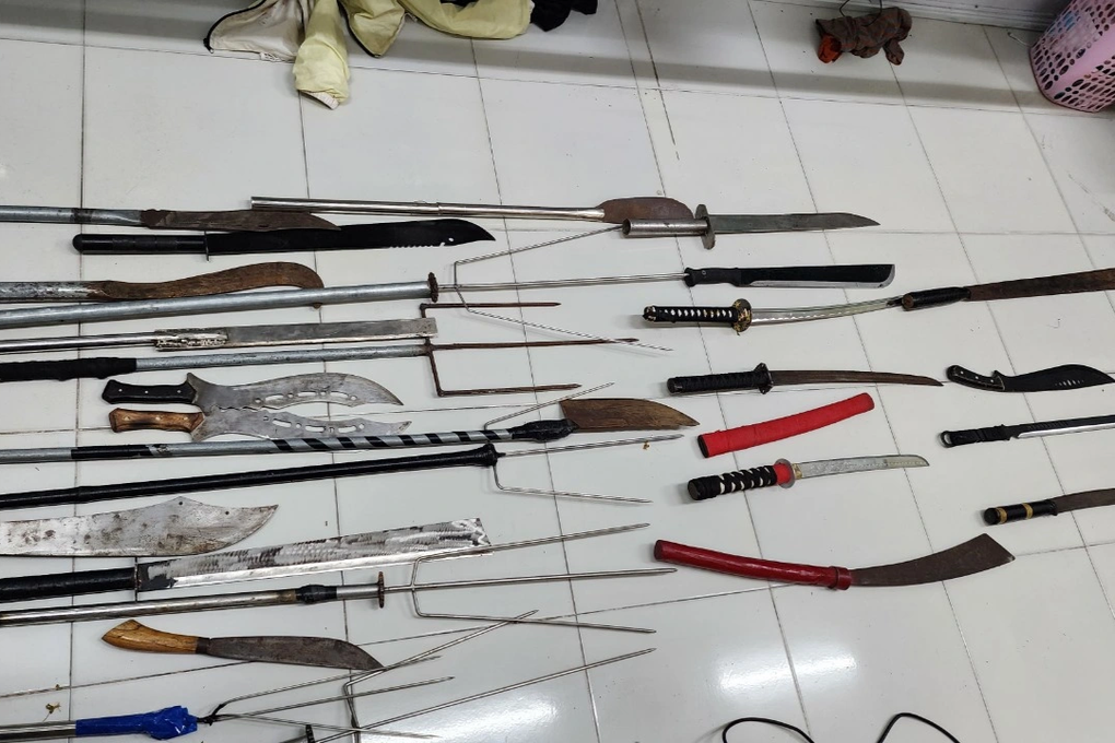 Bắt giữ 46 thanh thiếu niên mang dao, kiếm và bom xăng đi đánh nhau - 2 Bắt giữ 46 thanh thiếu niên mang dao, kiếm và bom xăng đi đánh nhau - 2