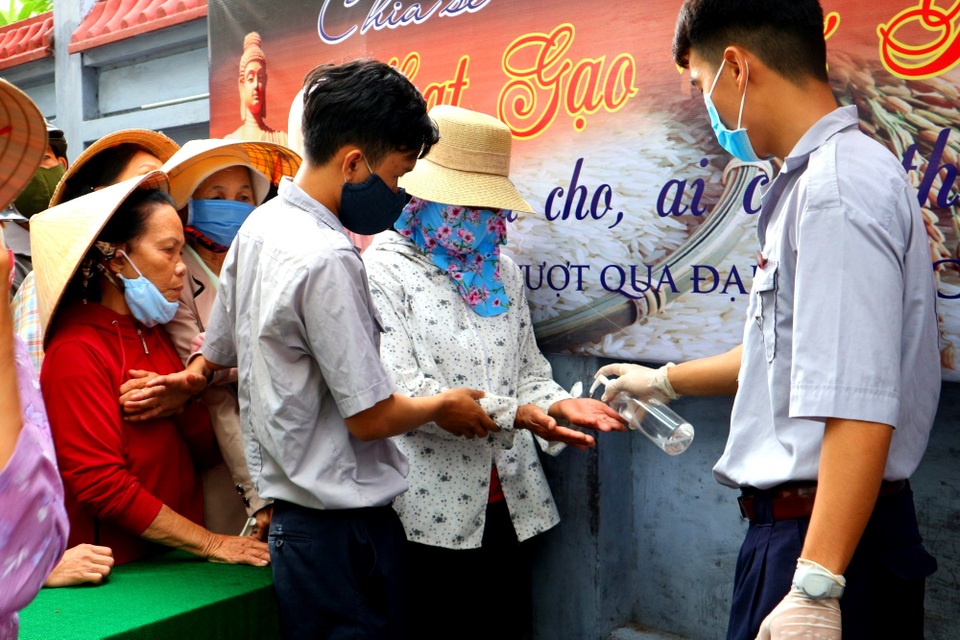 Người dân rơi nước mắt khi nhận quà từ “ATM gạo” đầu tiên tại Hội An - 4 Người dân rơi nước mắt khi nhận quà từ “ATM gạo” đầu tiên tại Hội An - 4