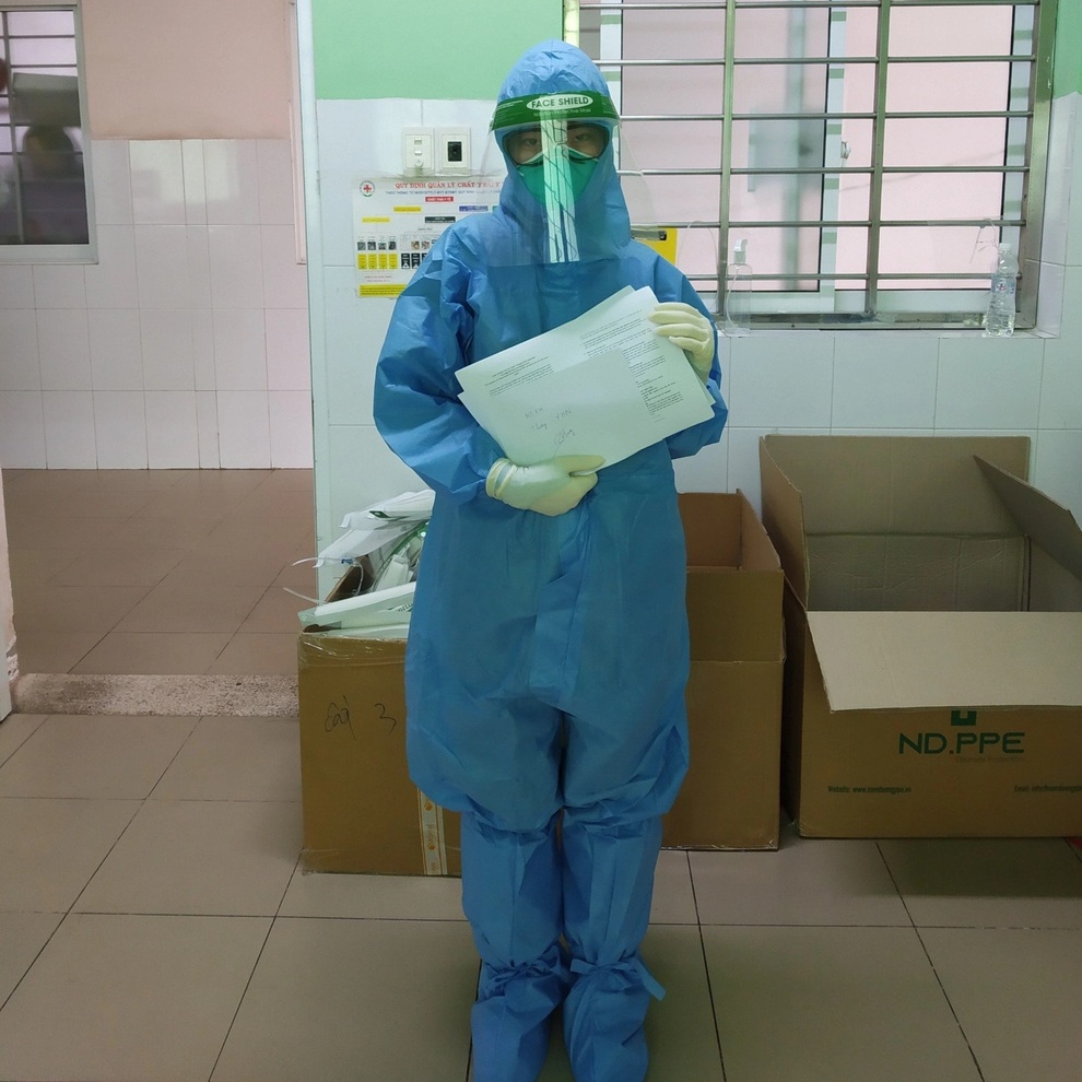 Những bước chân vội và đôi bàn tay run giữa điểm nóng Covid-19 - 2 Những bước chân vội và đôi bàn tay run giữa điểm nóng Covid-19 - 2