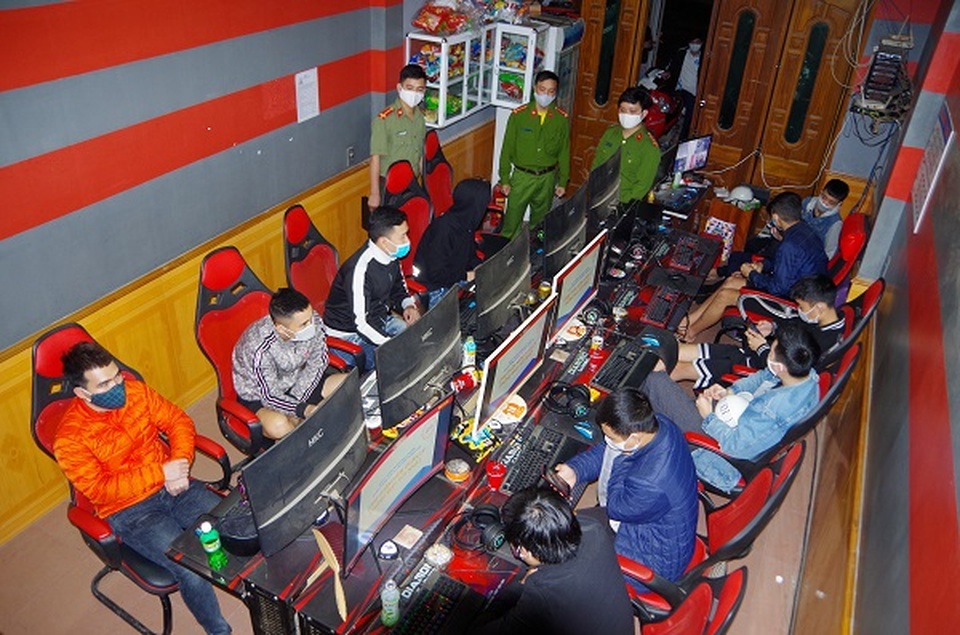 Phớt lờ lệnh cấm, quán nét âm thầm phục vụ 15 game thủ - 1 Phớt lờ lệnh cấm, quán nét âm thầm phục vụ 15 game thủ - 1