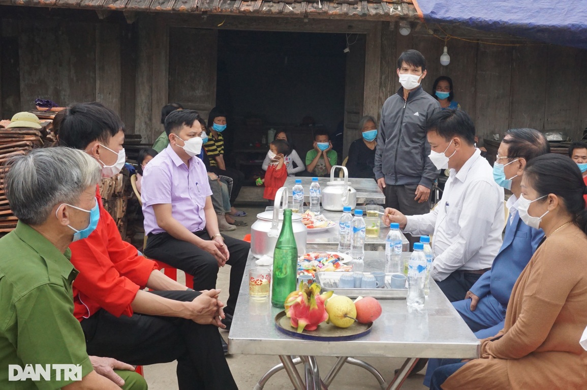 Bé 9 tuổi gánh mẹ động kinh, anh bại não, bà già yếu sắp có nhà mới - 3 Bé 9 tuổi gánh mẹ động kinh, anh bại não, bà già yếu sắp có nhà mới - 3